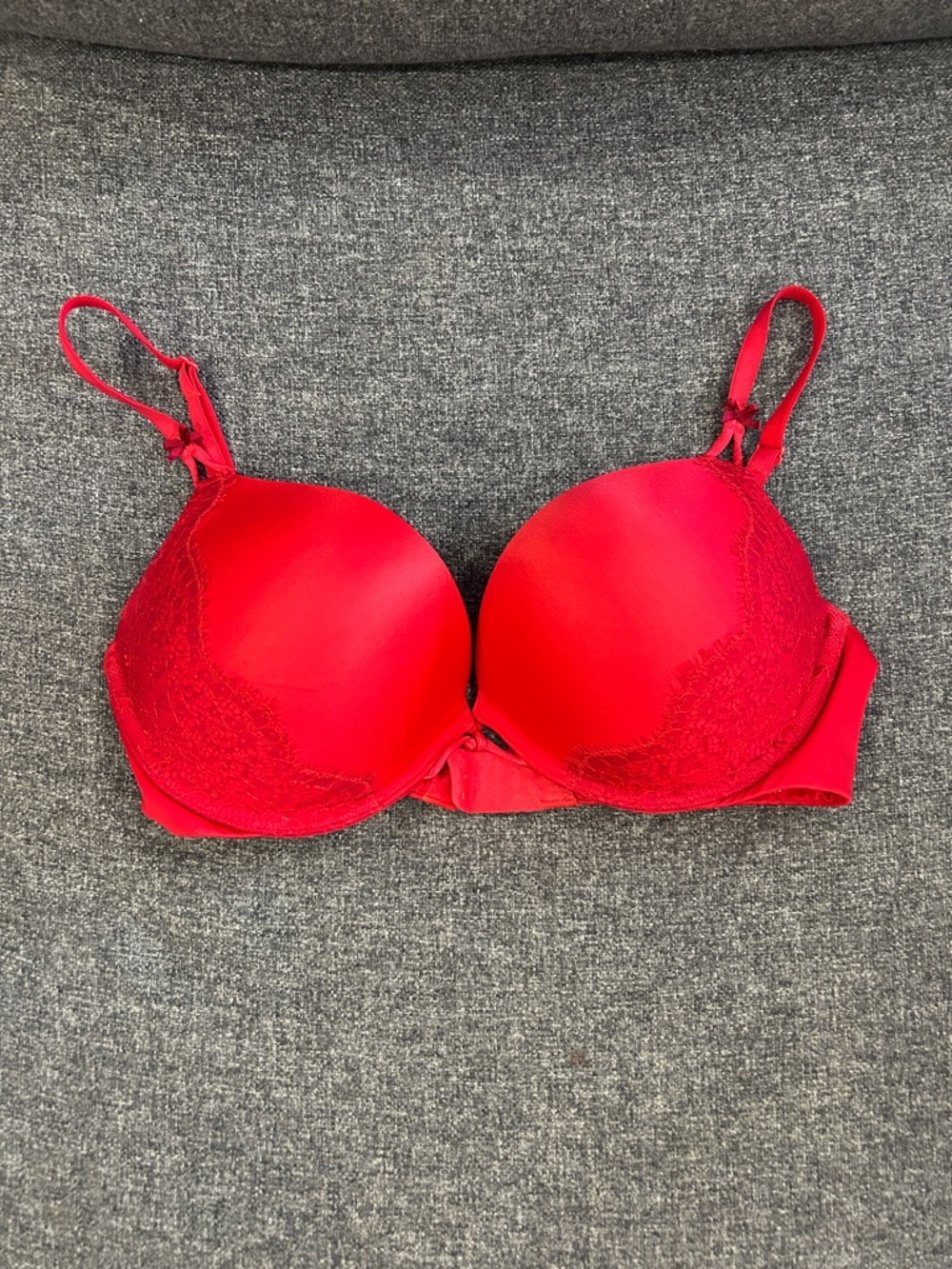 Victoria’s Secret Red Lace-Trim Push-Up bombshell Bra
